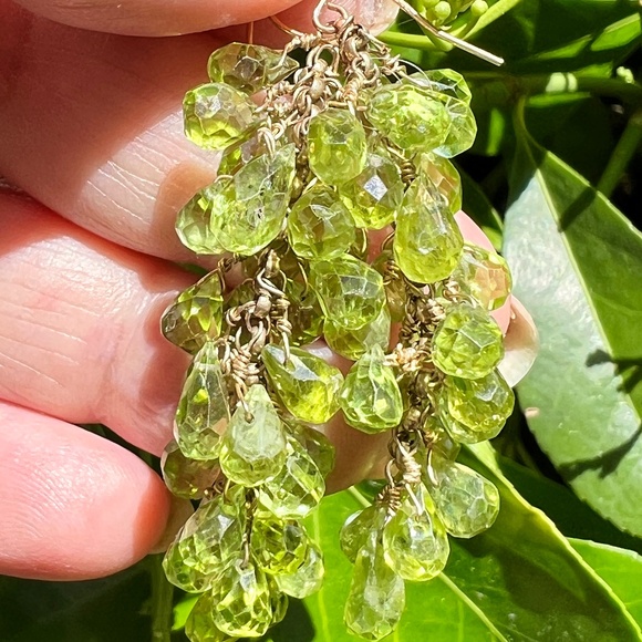 VINTAGE SOLID 14K GOLD FACETED MULTI PERIDOT CLUSTER BUNCH DANGLE DROP EARRINGS - Picture 15 of 16